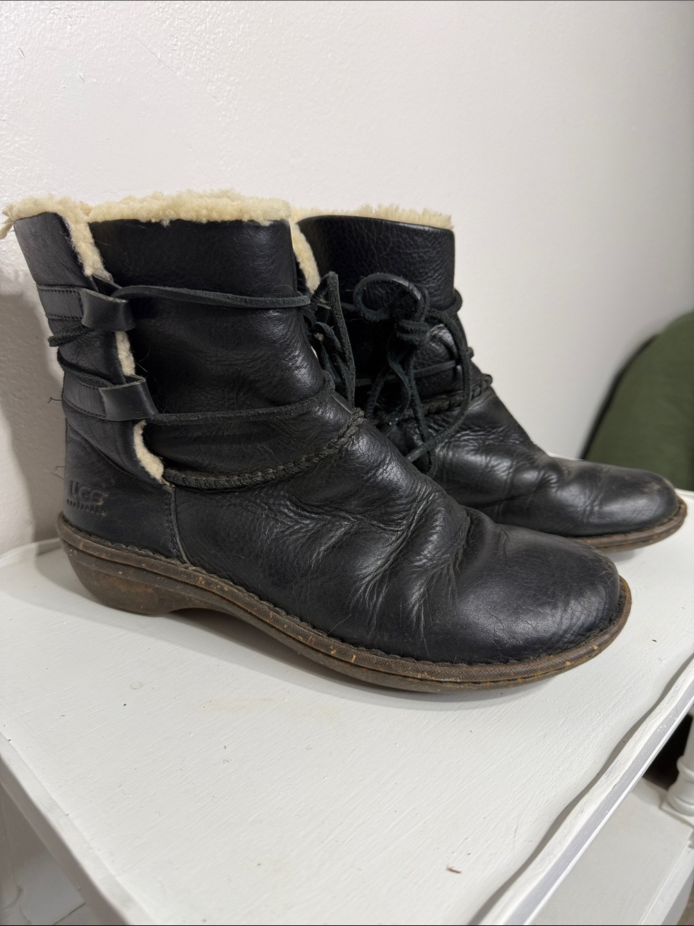 UGG Caspia Ankle Boots Women's 9 Black Leather Sheepskin Lined Lace-Up